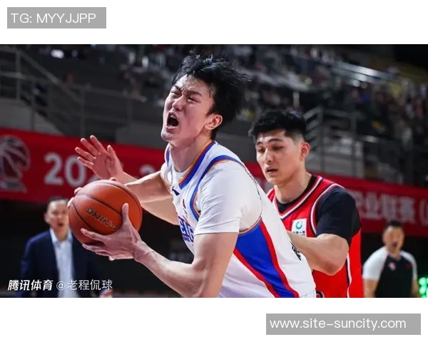 赖俊豪因头撞广告牌伤退媒体人呼吁取消场边广告牌保护运动员安全